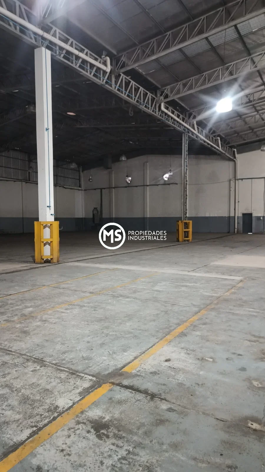 Nave de 1700m2 con Oficinas en Area Industrial Burzaco
